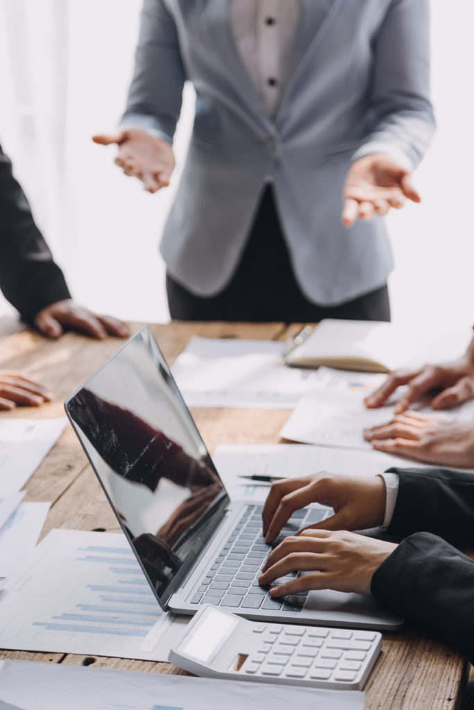 Persone che discutono a un meeting di lavoro